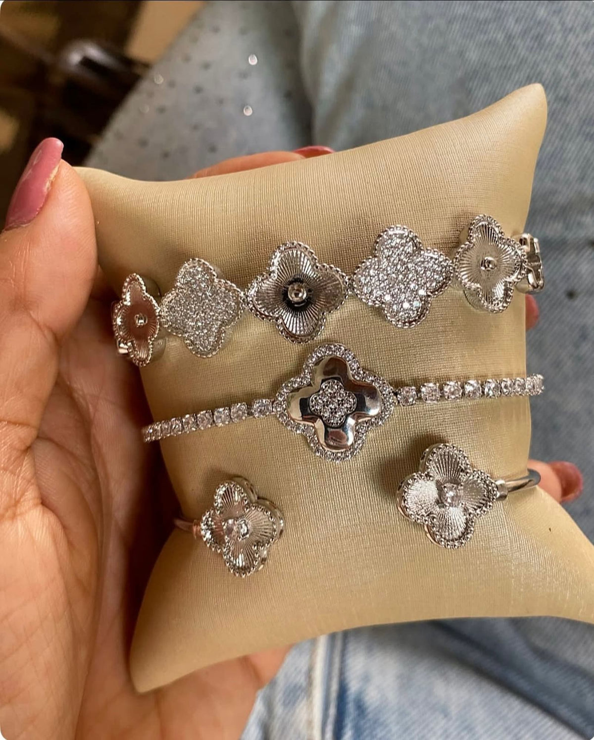 Bracelete Aro Trevo Cravejado Ródio Branco