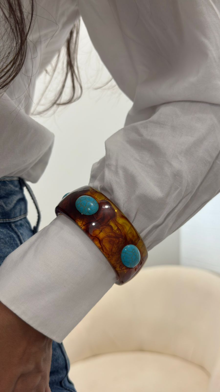 Bracelete de Acrílico com Pedras Azul Turquesa