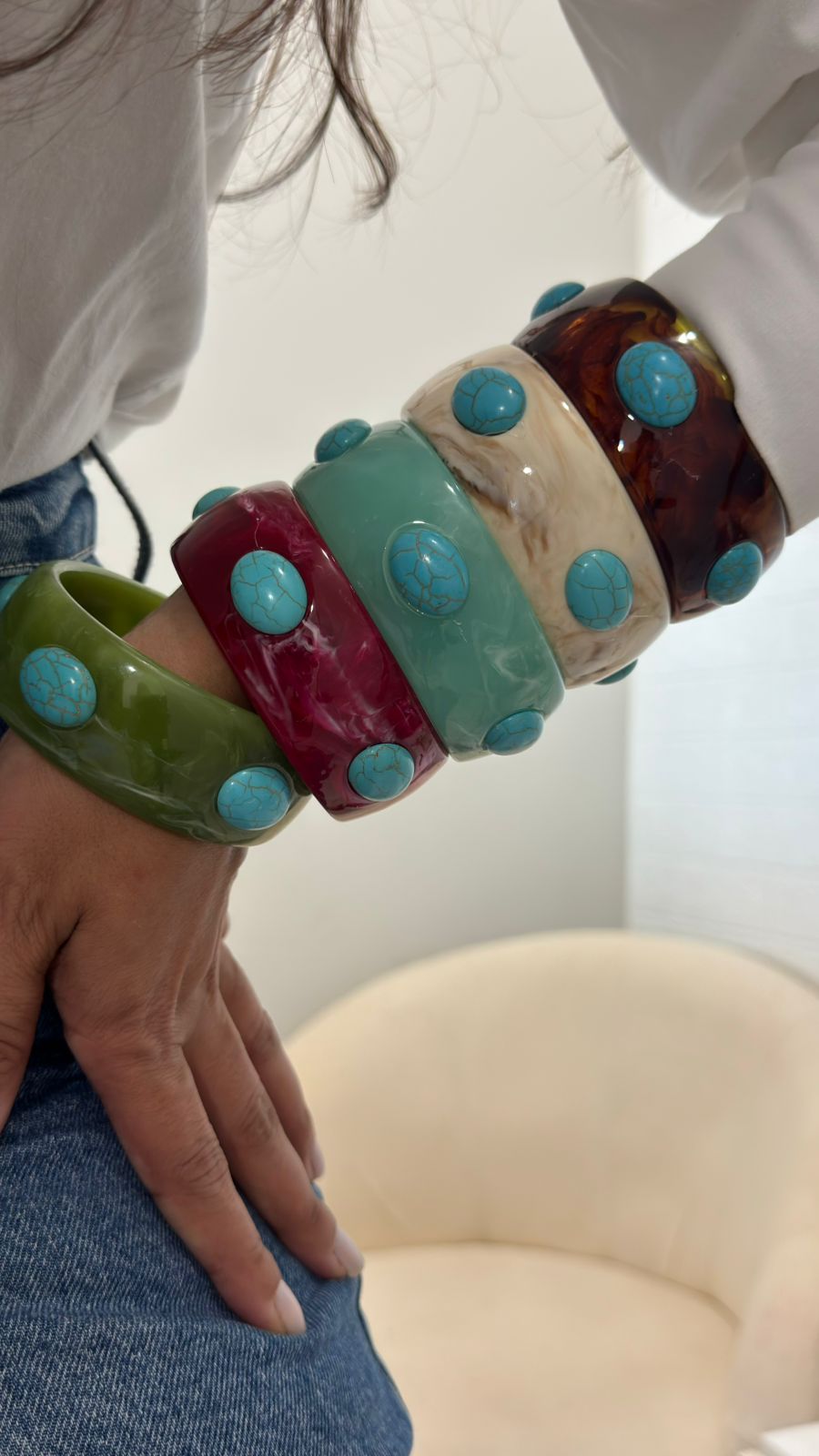 Bracelete de Acrílico com Pedras Azul Turquesa