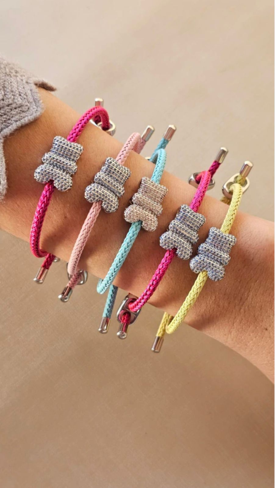 Pulseira Ajustável de Malha com Pingente Urso Cravejado de Micro Zircônias Ouro 18k e Prata 925