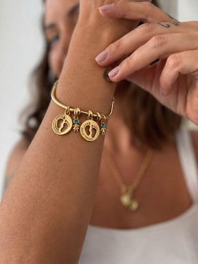Pulseira Bracelete com Charms de Pezinhos "Amor Infinito" + Menino e Menina com Pedras