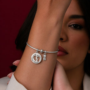 Pulseira Bracelete com Charms de Pezinhos "Amor Infinito" + Menina com Pedra