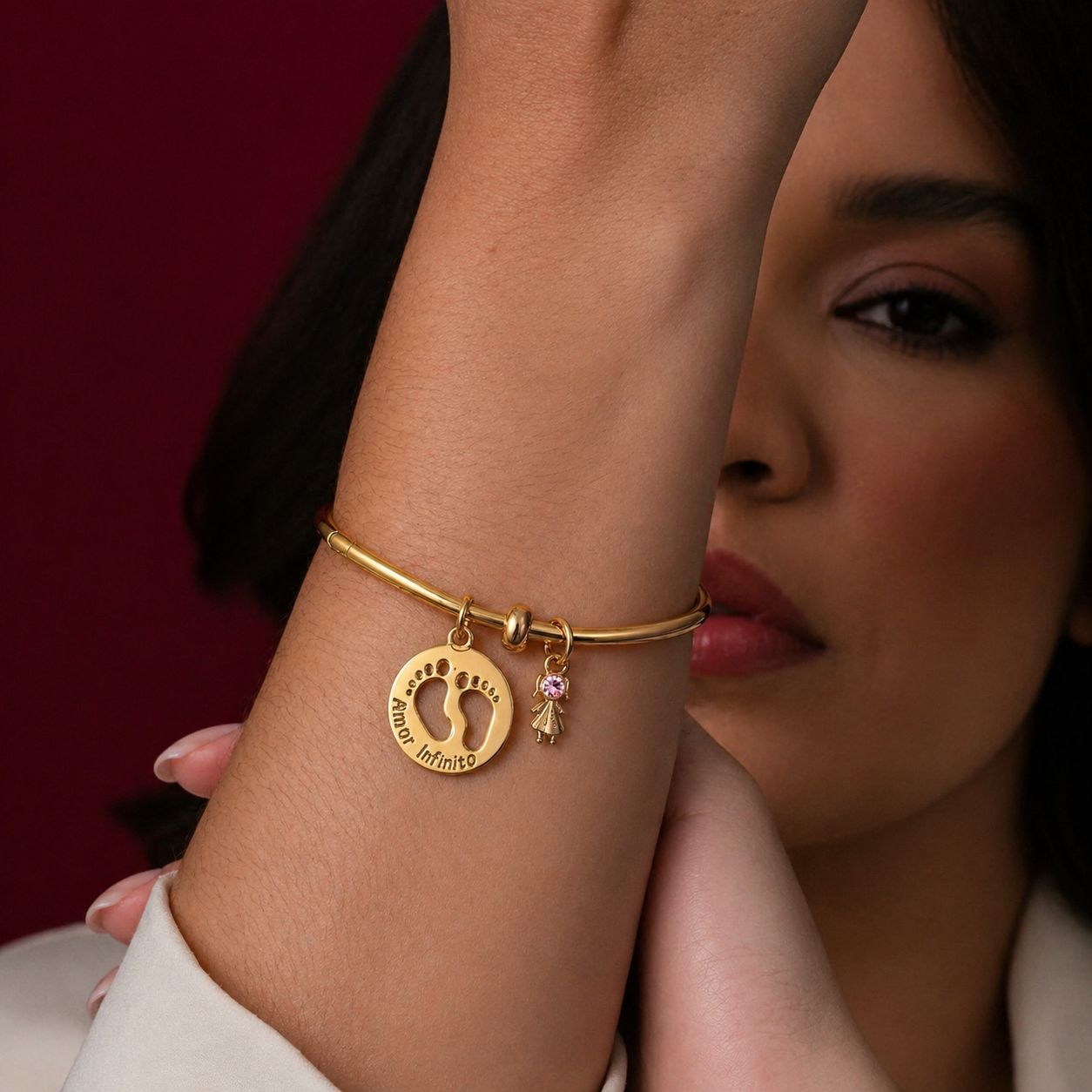 Pulseira Bracelete com Charms de Pezinhos "Amor Infinito" + Menina com Pedra