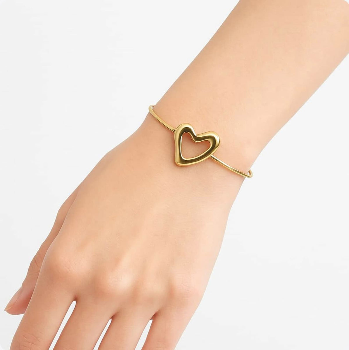 Bracelete Coração Vazado Dourado
