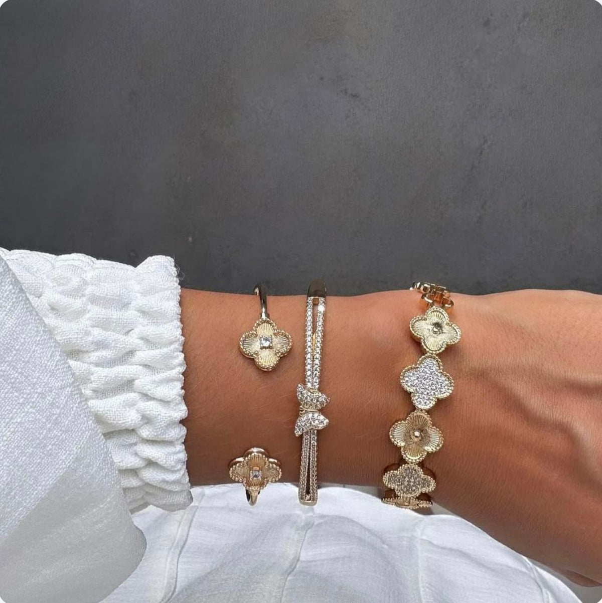 Bracelete Borboleta Cravejado Dourado