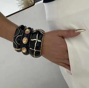 Bracelete Esmaltado Dourado com Pedras