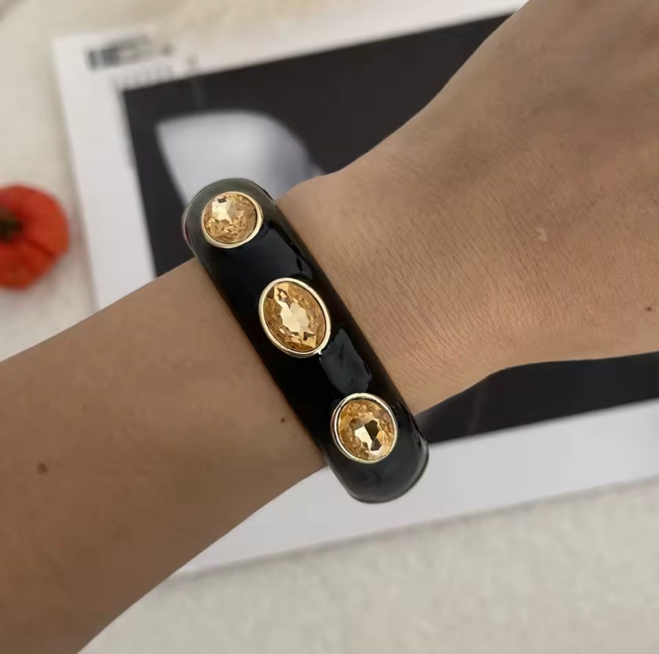 Bracelete Esmaltado Dourado com Pedras
