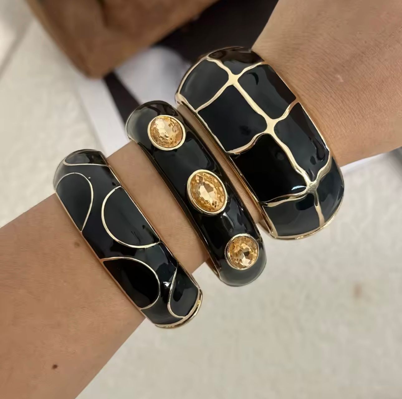 Bracelete Esmaltado Dourado com Pedras