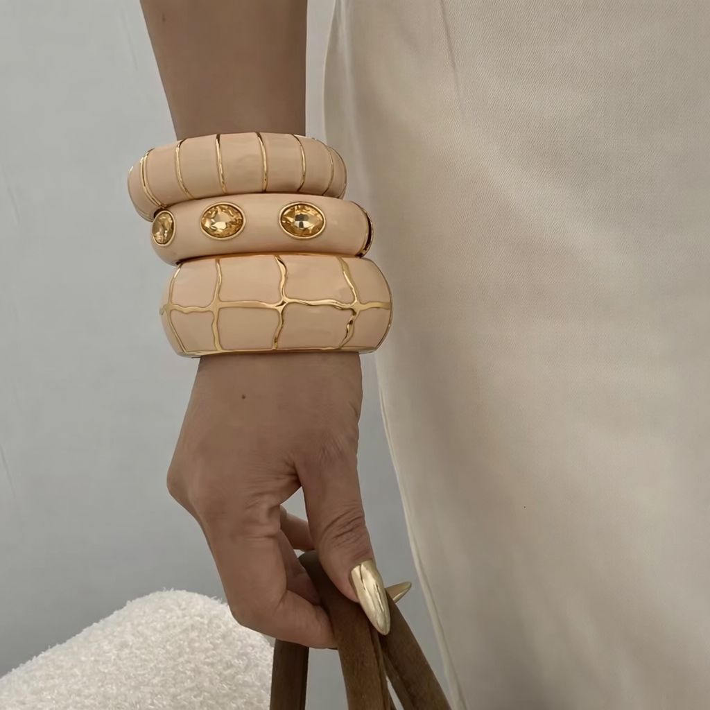 Bracelete Esmaltado Dourado com Pedras