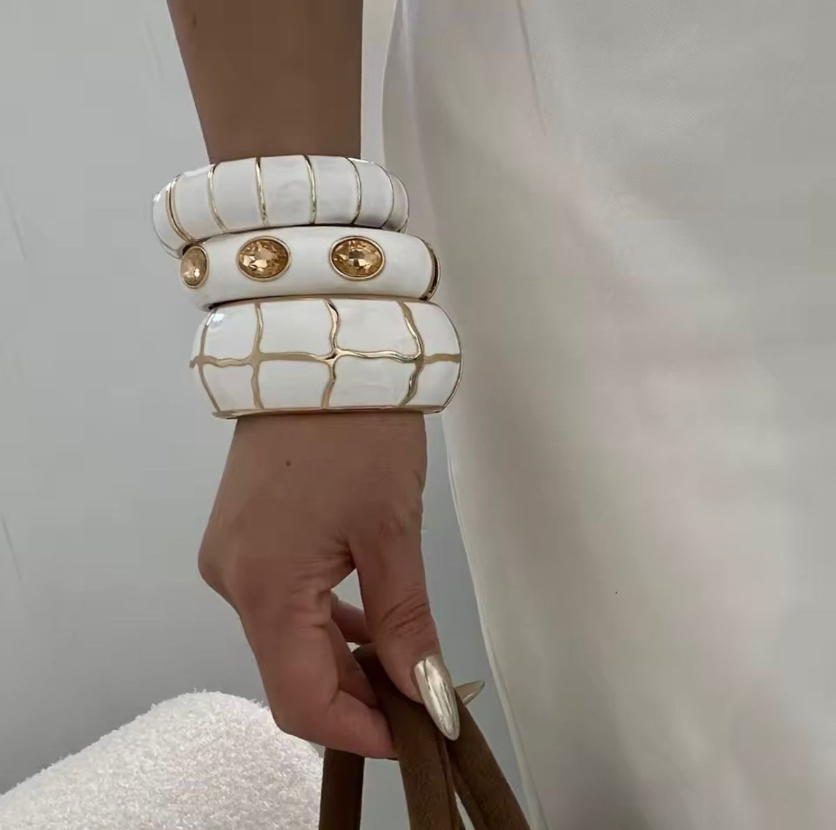 Bracelete Esmaltado Dourado com Pedras