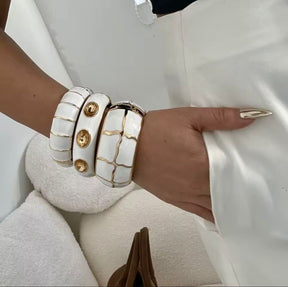 Bracelete Esmaltado Dourado com Pedras