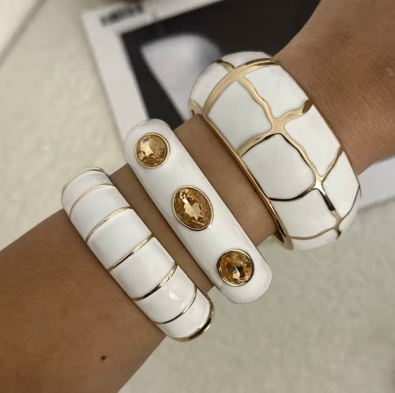 Bracelete Esmaltado Dourado com Pedras