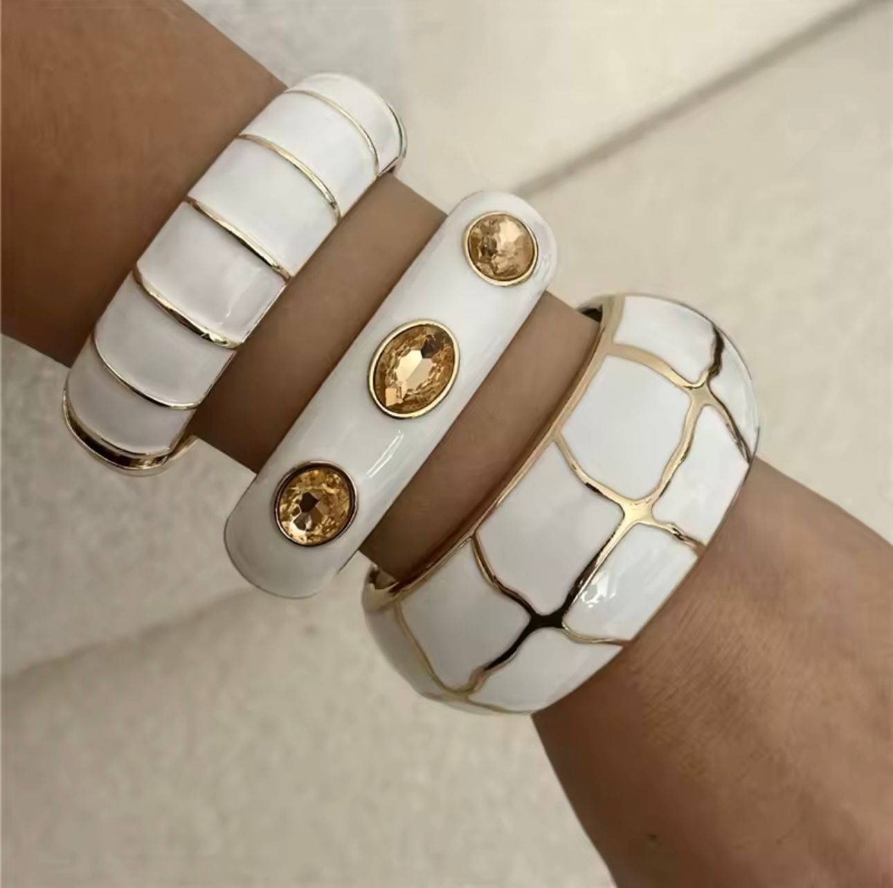 Bracelete Esmaltado Dourado com Pedras
