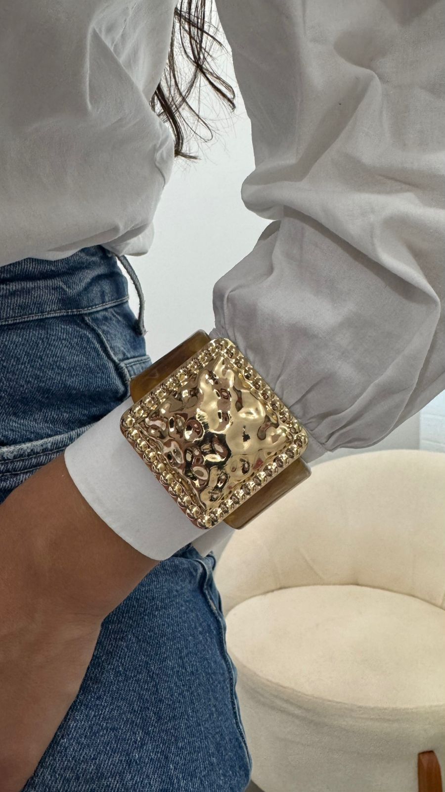 Bracelete de Resina com Detalhe Dourado Quadrado