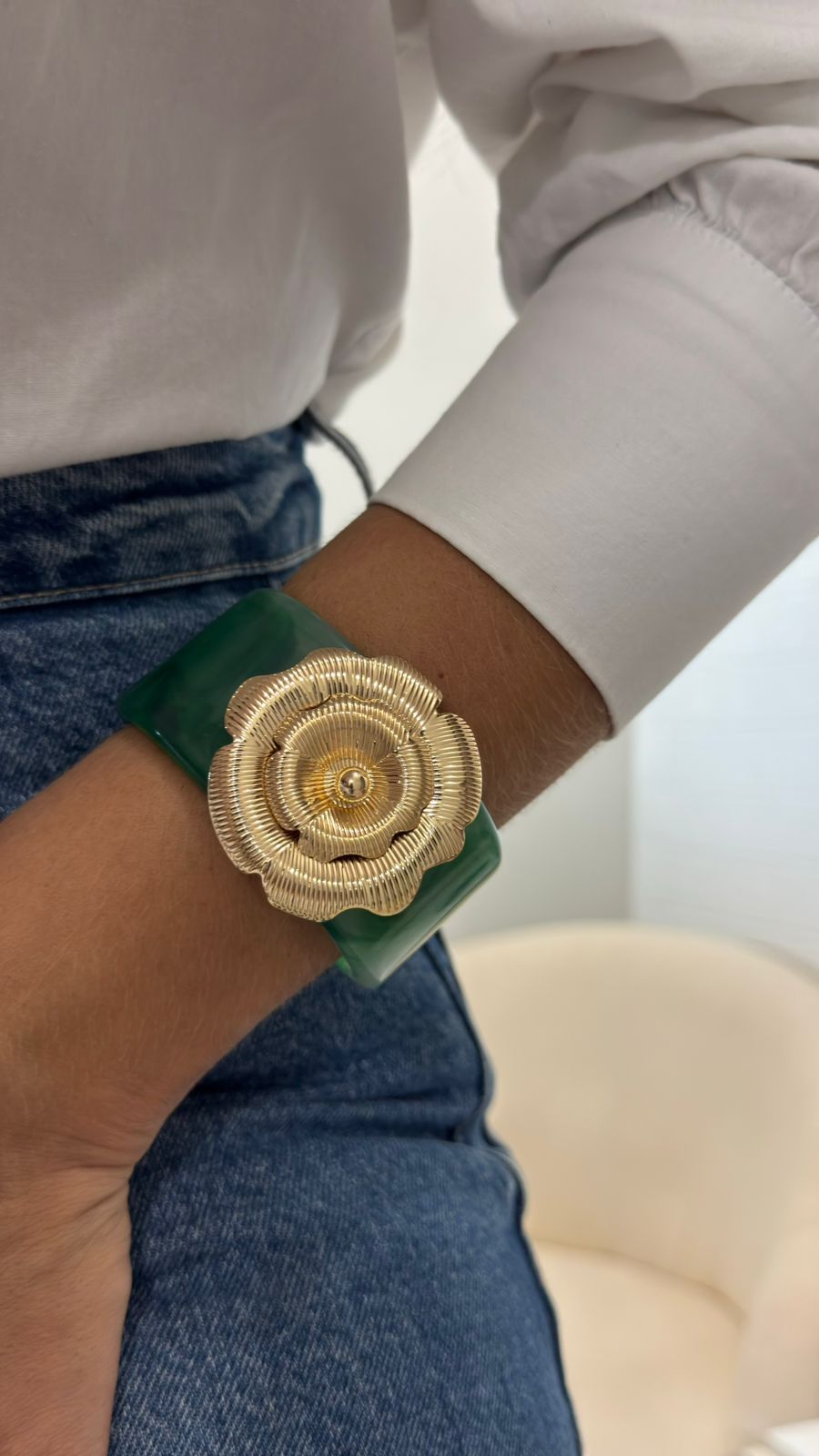 Bracelete de Resina com Detalhe Dourado Flor