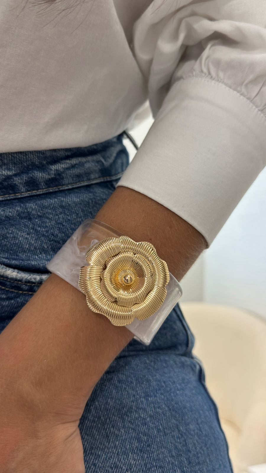 Bracelete de Resina com Detalhe Dourado Flor