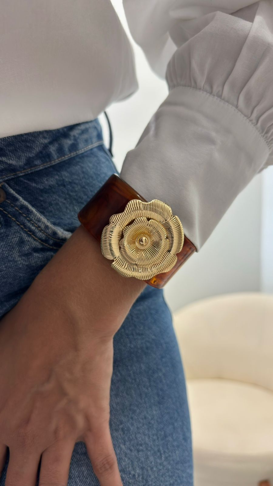 Bracelete de Resina com Detalhe Dourado Flor