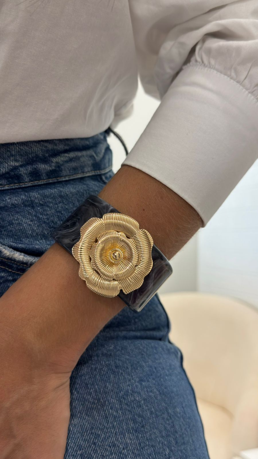 Bracelete de Resina com Detalhe Dourado Flor