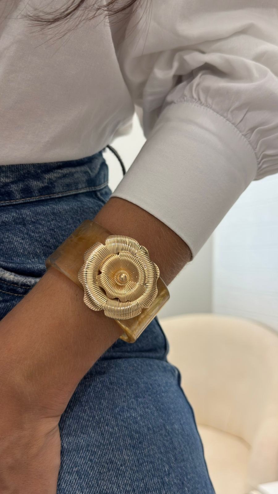 Bracelete de Resina com Detalhe Dourado Flor