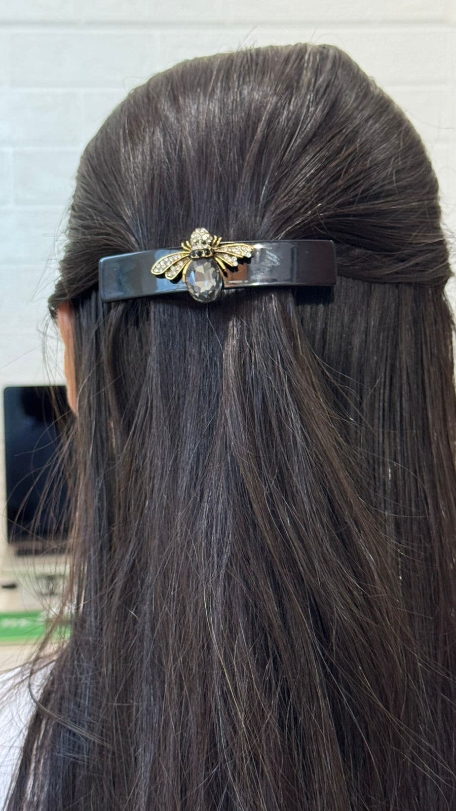 Presilha Bico de Pato Dourada para Cabelo com Abelha Cravejada