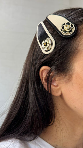 Presilha Tic Tac de Veludo com Flor Camélia Esmaltada