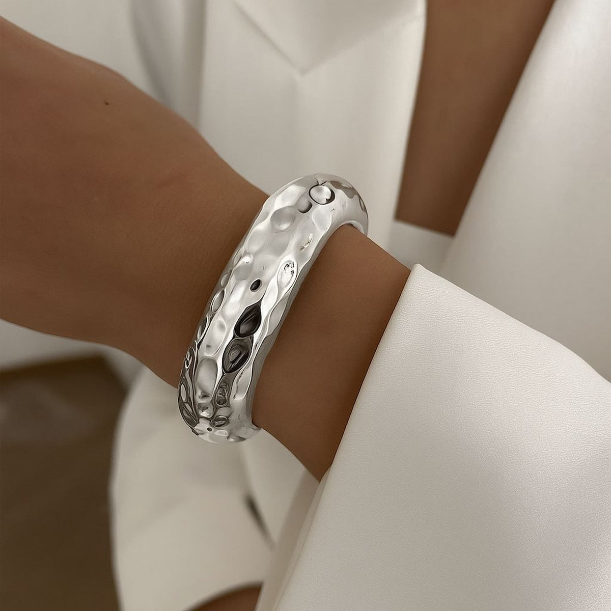 Bracelete Aro com Detalhes Ródio Branco