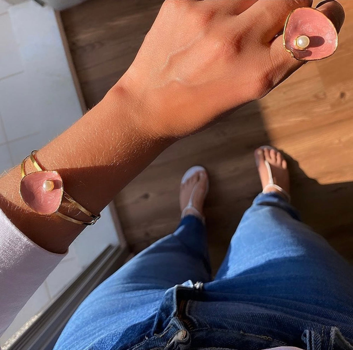 Bracelete Concha Esmaltado Rosê com Pérola Ajustável
