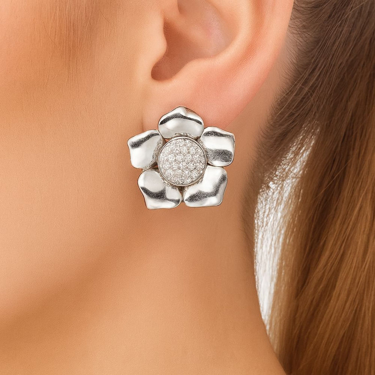 Brinco Flor Miolo Cravejado Ródio Branco
