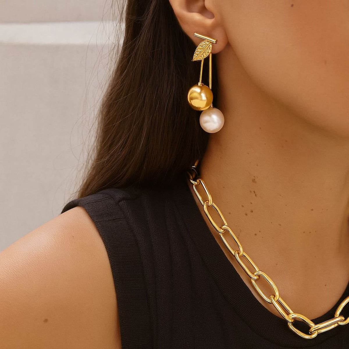 Brinco Cereja Dourado com Pérola