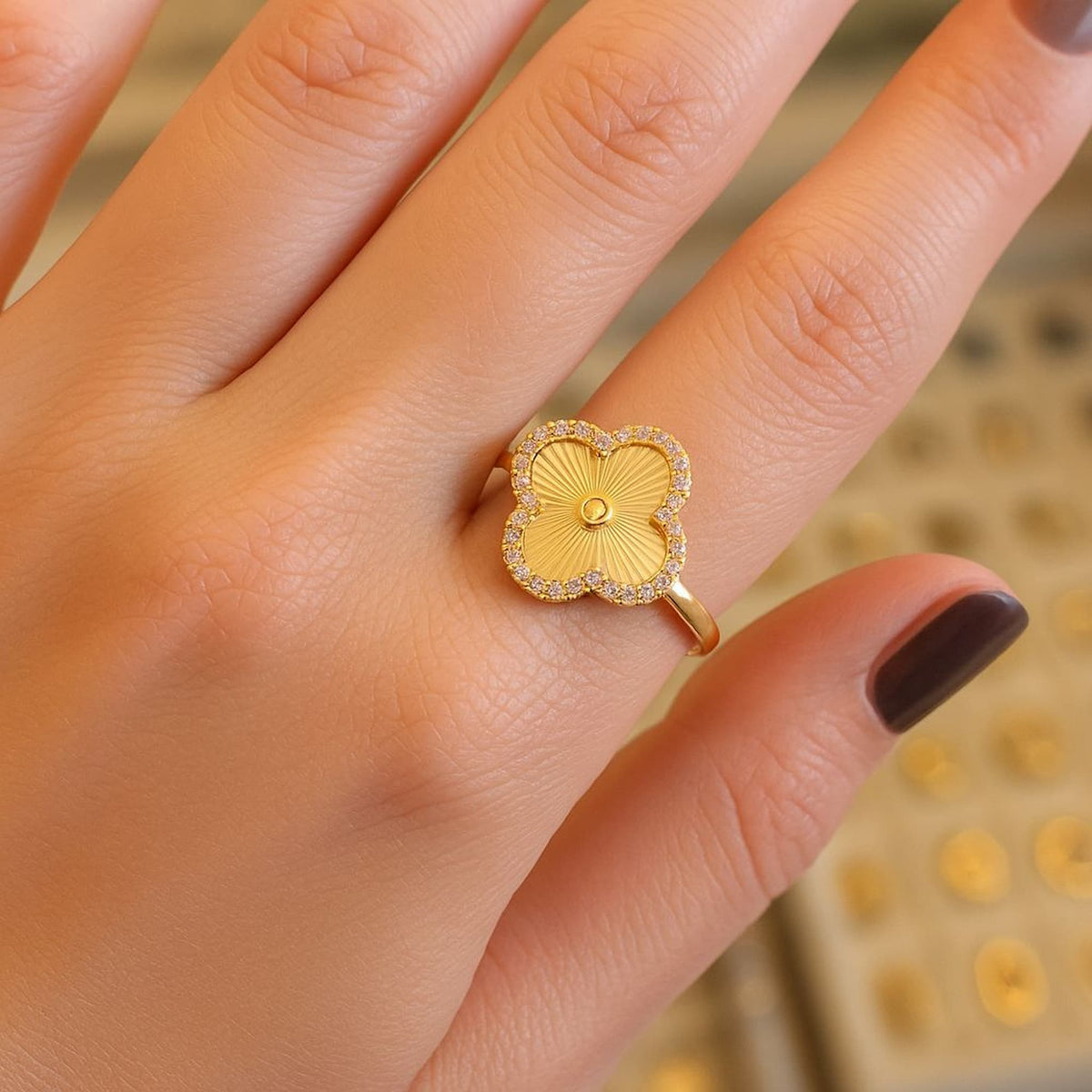 Anel Trevo Inspiração Dourado Cravejado Cristal