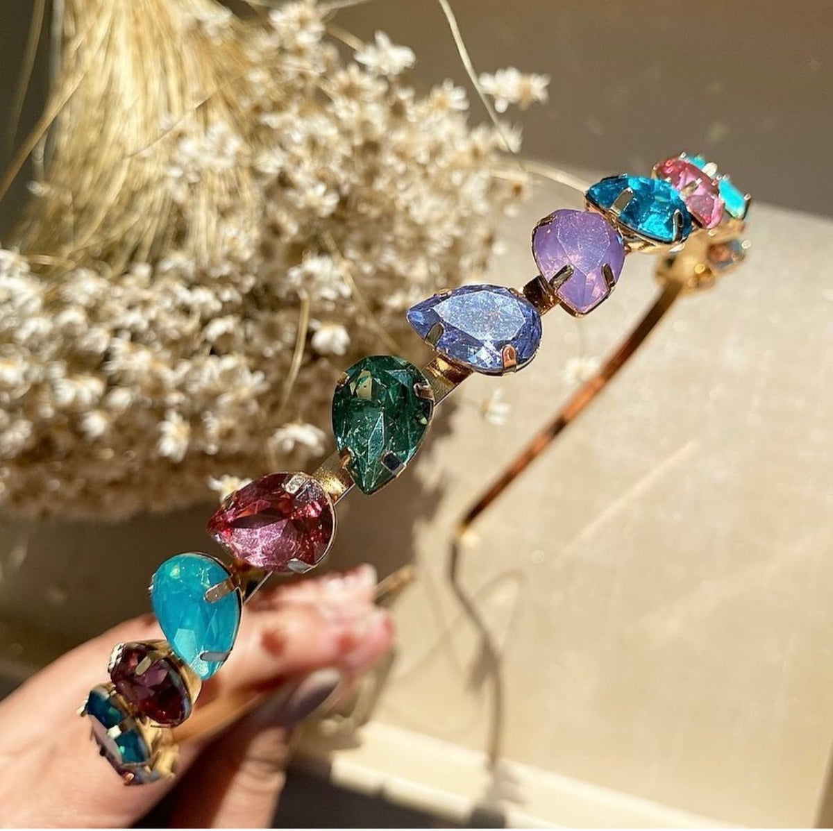 Tiara Pedraria Gota Multicor com Dourado