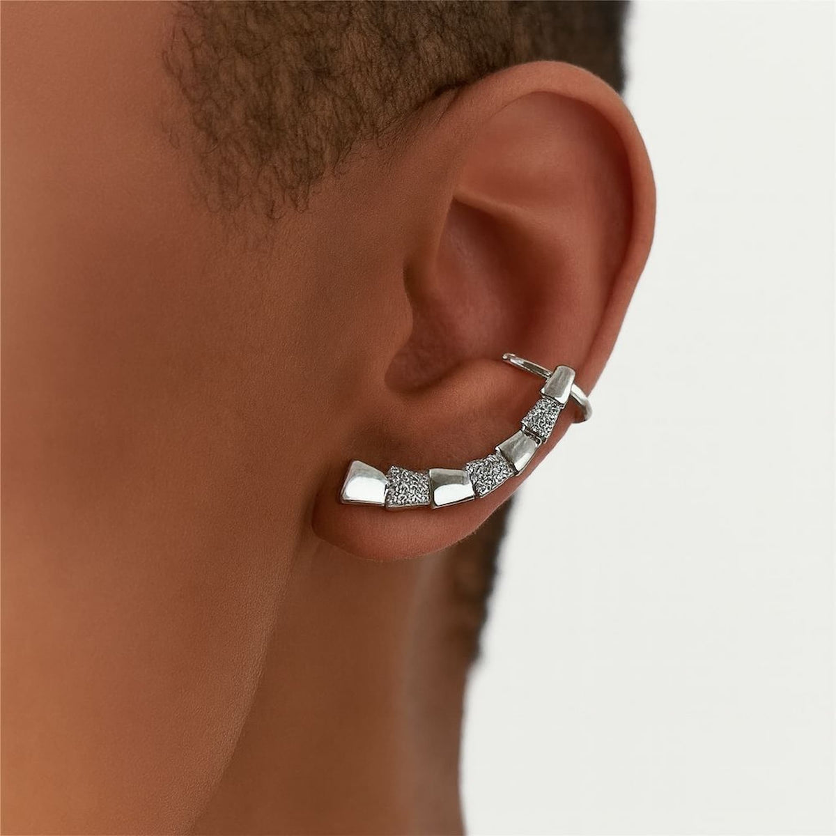 Brinco Ear Cuff  Escamas Ródio Branco Cravejado Cristal