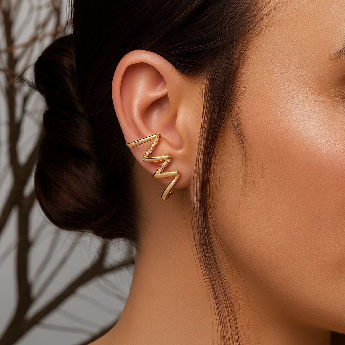 Brinco Ear Cuff  Minimalista Dourado  Cravejado Cristal