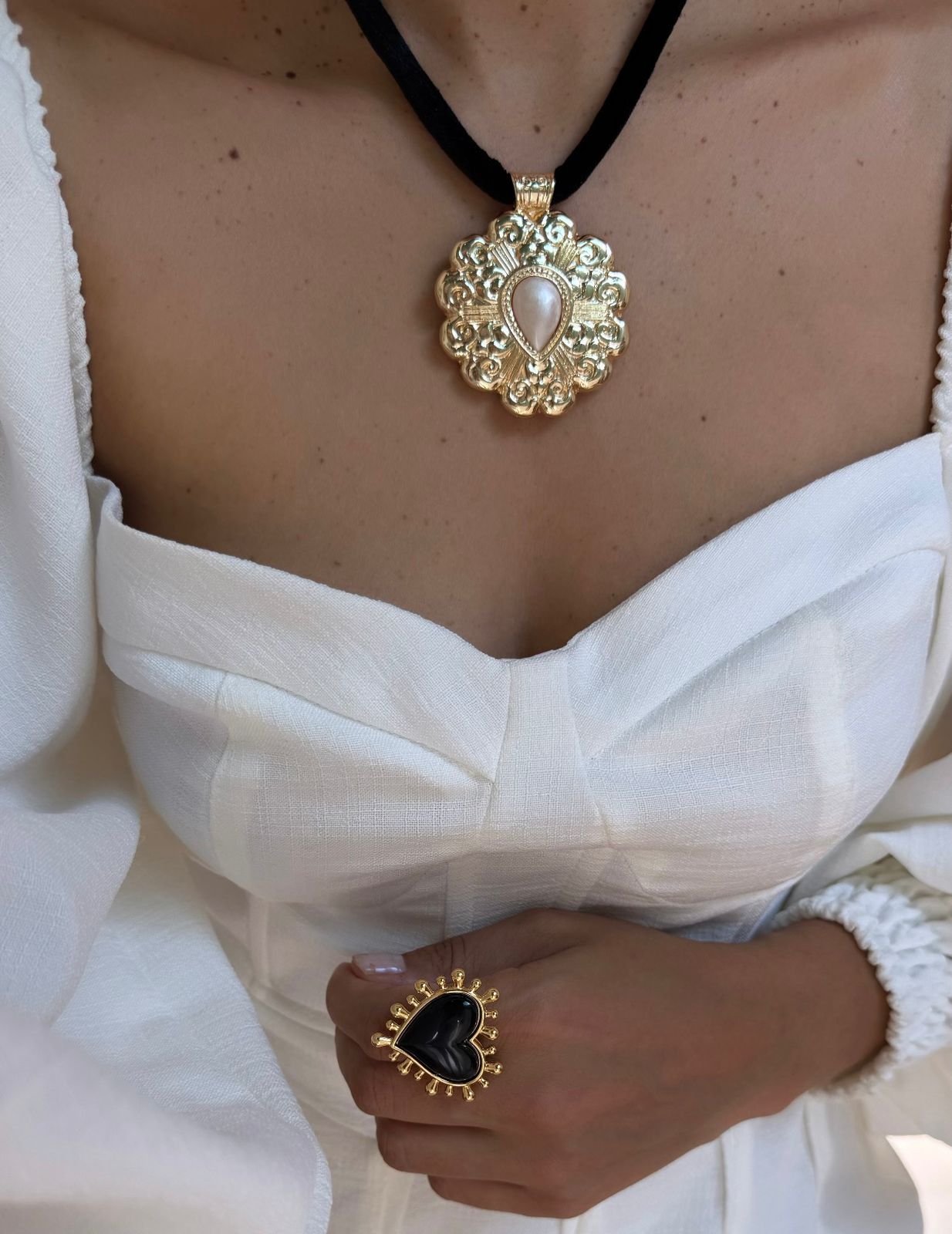 Colar Tecido com Pedra Gota Perolada