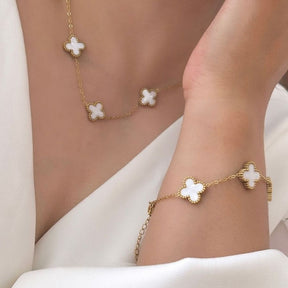 Pulseira Dourada com Pingentes Cinco Trevos Branco Perolado