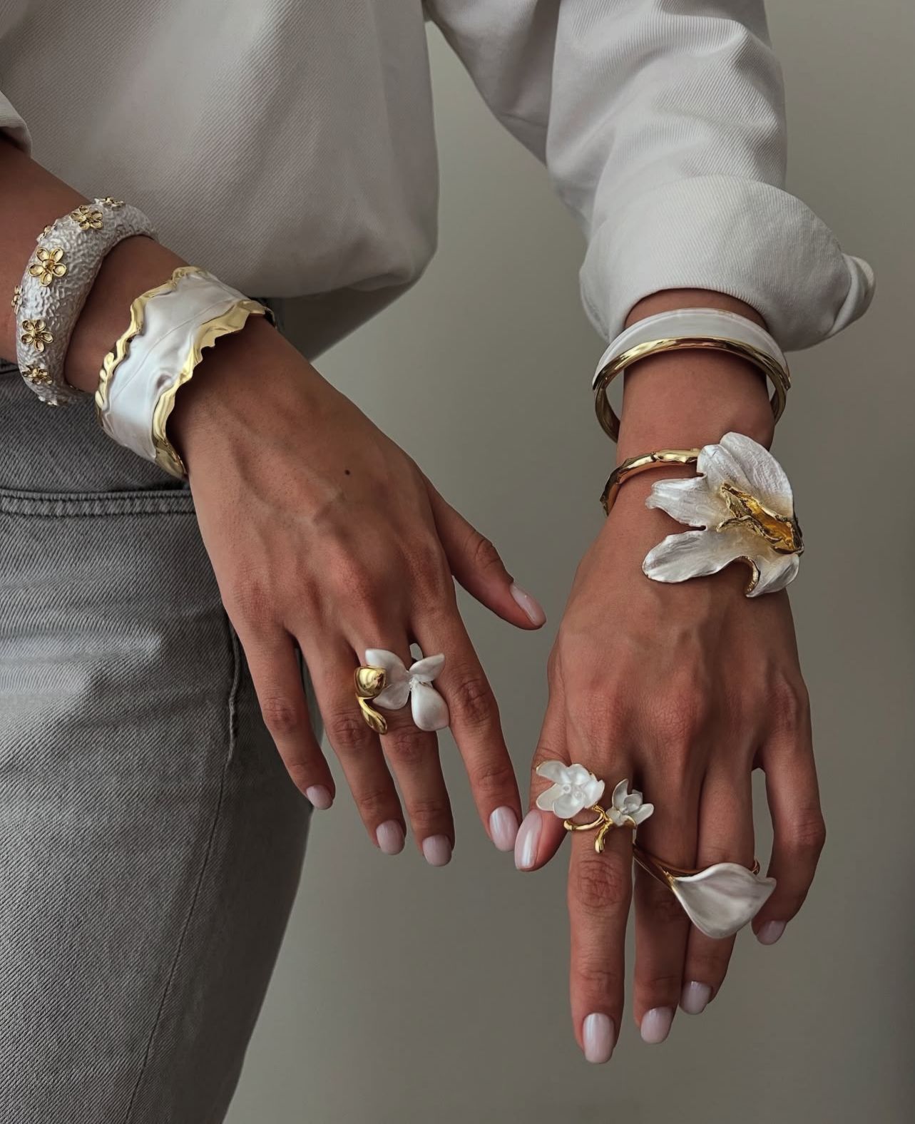 Bracelete de Flor Tulipa Dourado Esmaltado com Branco Perolado