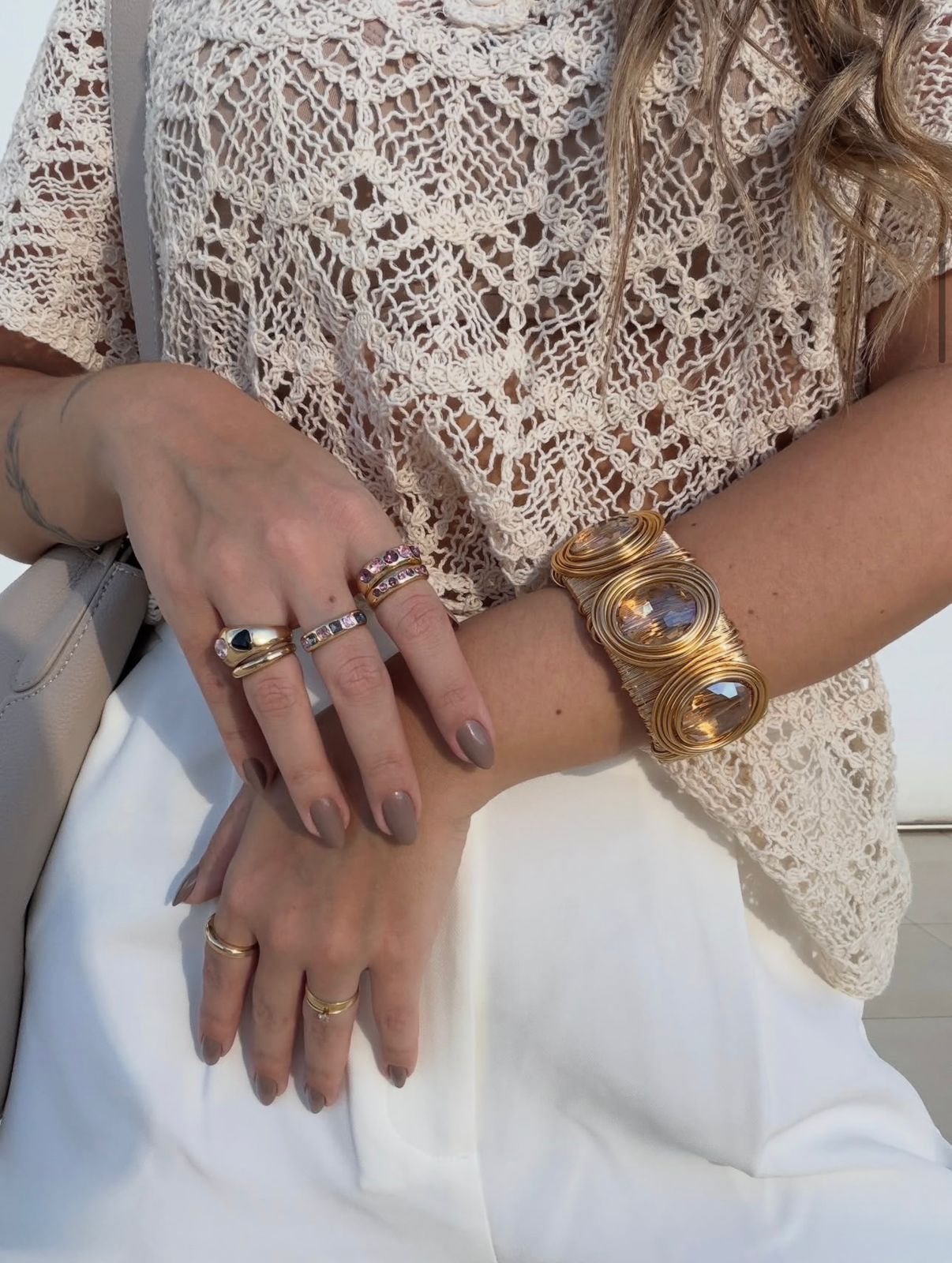 Bracelete Largo Dourado com Pedras