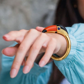 Bracelete Tucano Esmaltado Colorido Dourado Articulável de Luxo