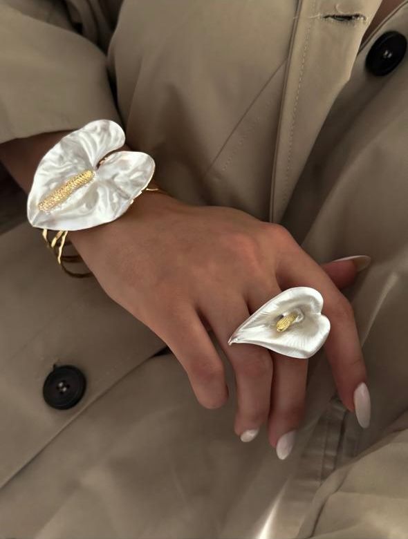 Bracelete de Flor Antúrio Dourado Esmaltado com Branco Perolado