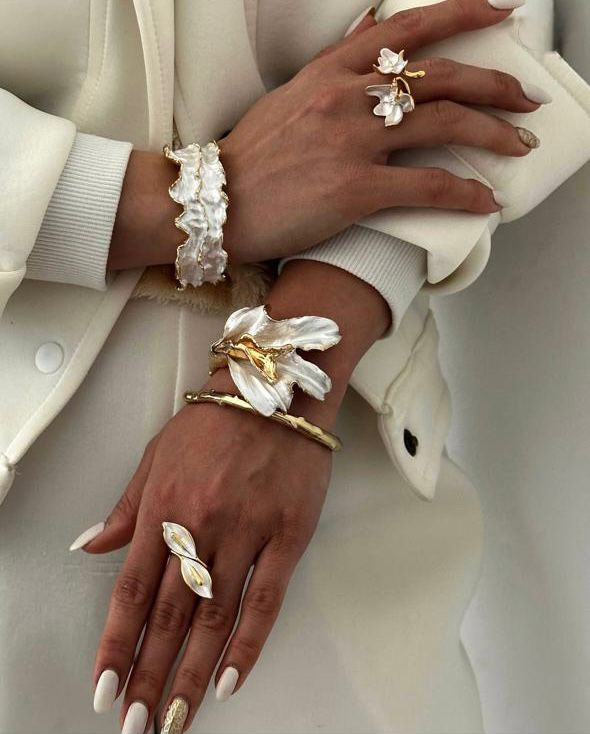 Bracelete Dourado de Flor Tulipa Esmaltada Branco Perolado