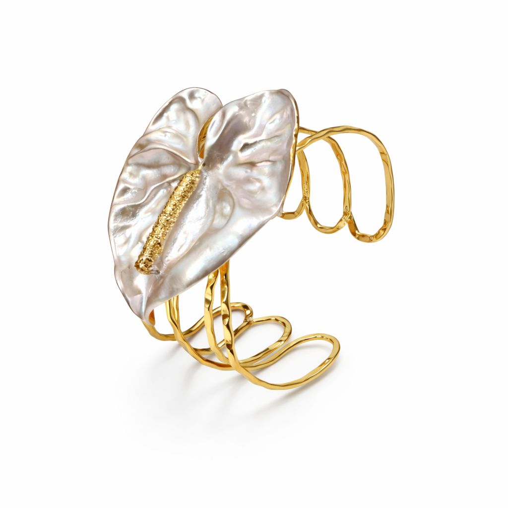 Bracelete de Flor Antúrio Dourado Esmaltado com Branco Perolado