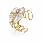 Bracelete de Flor Antúrio Dourado Esmaltado com Branco Perolado