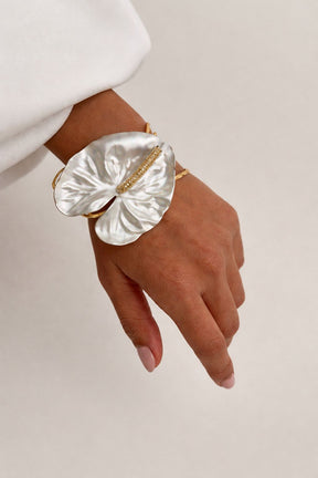 Bracelete de Flor Antúrio Dourado Esmaltado com Branco Perolado