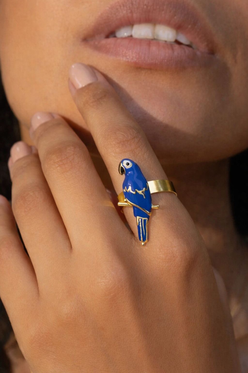 Anel Arara Azul Esmaltado Ajustável Dourado