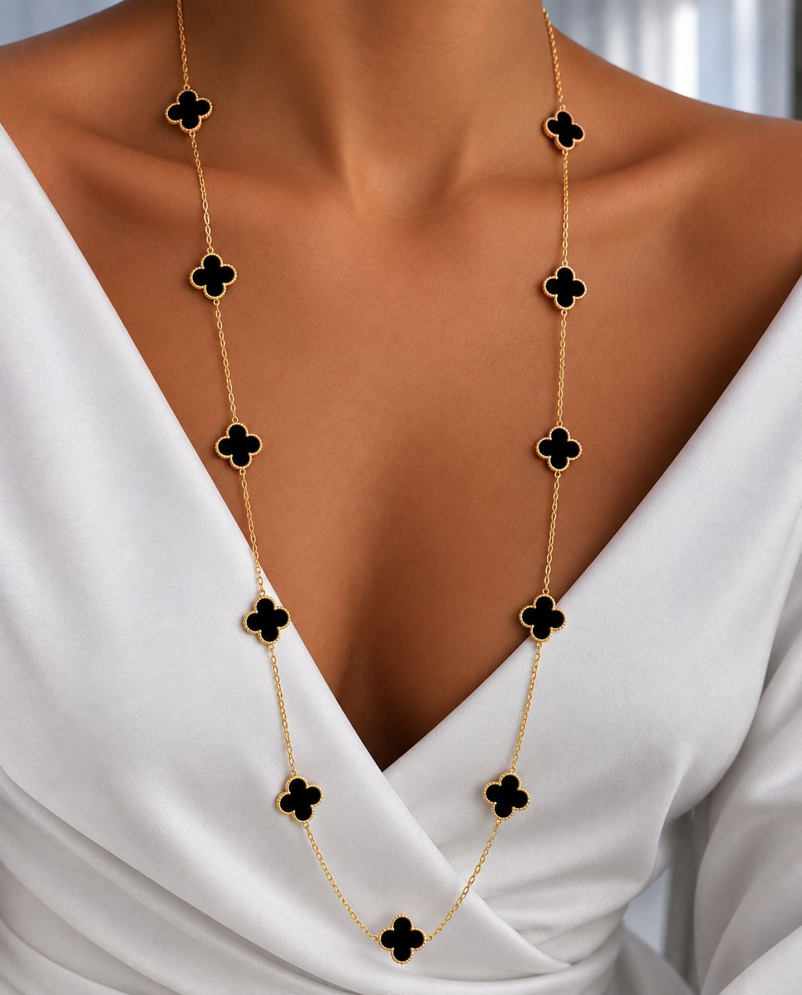 Colar Longo Dourado com Pingentes Trevos Dupla Face