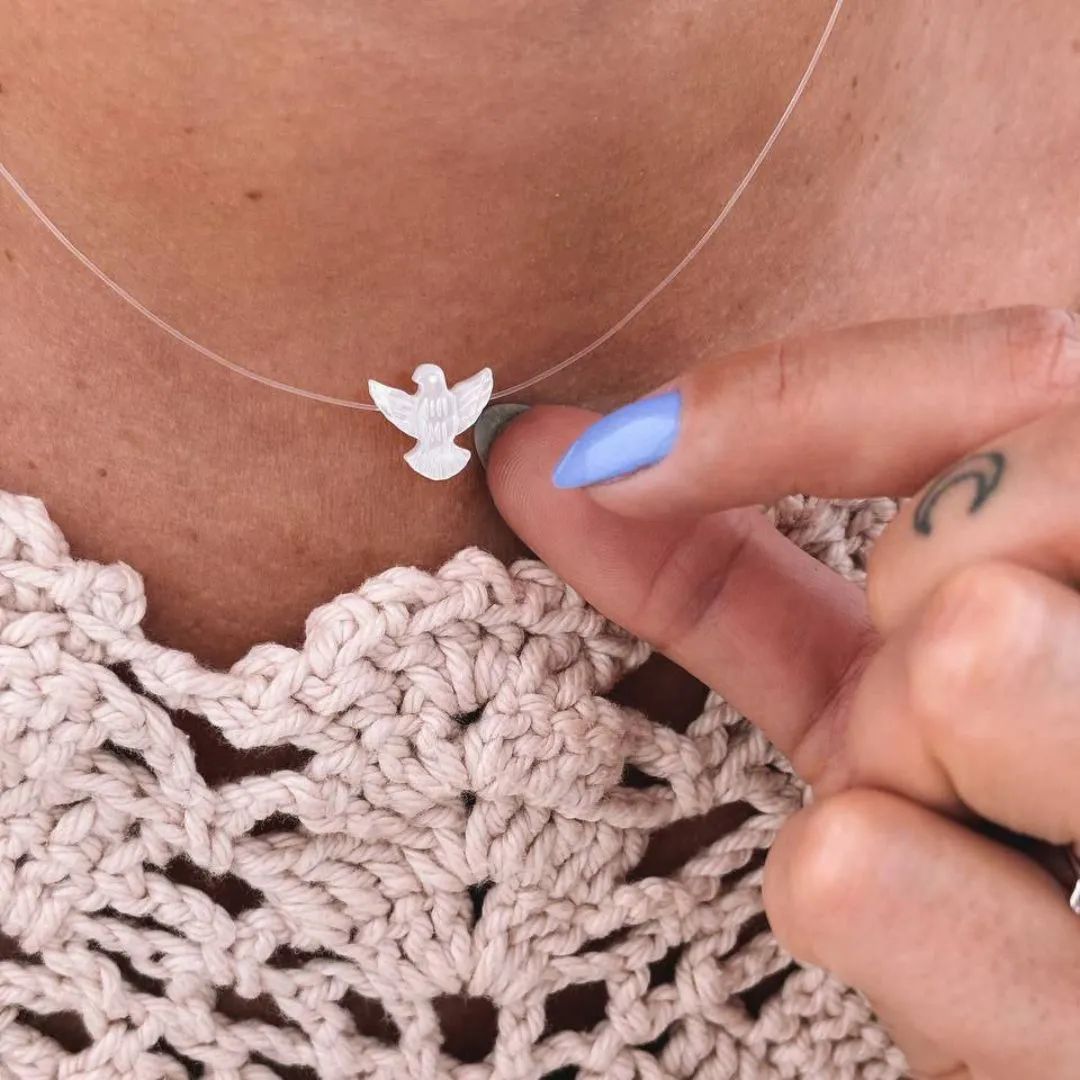 Choker Fio de Nylon com Pingente Divino Espírito Santo