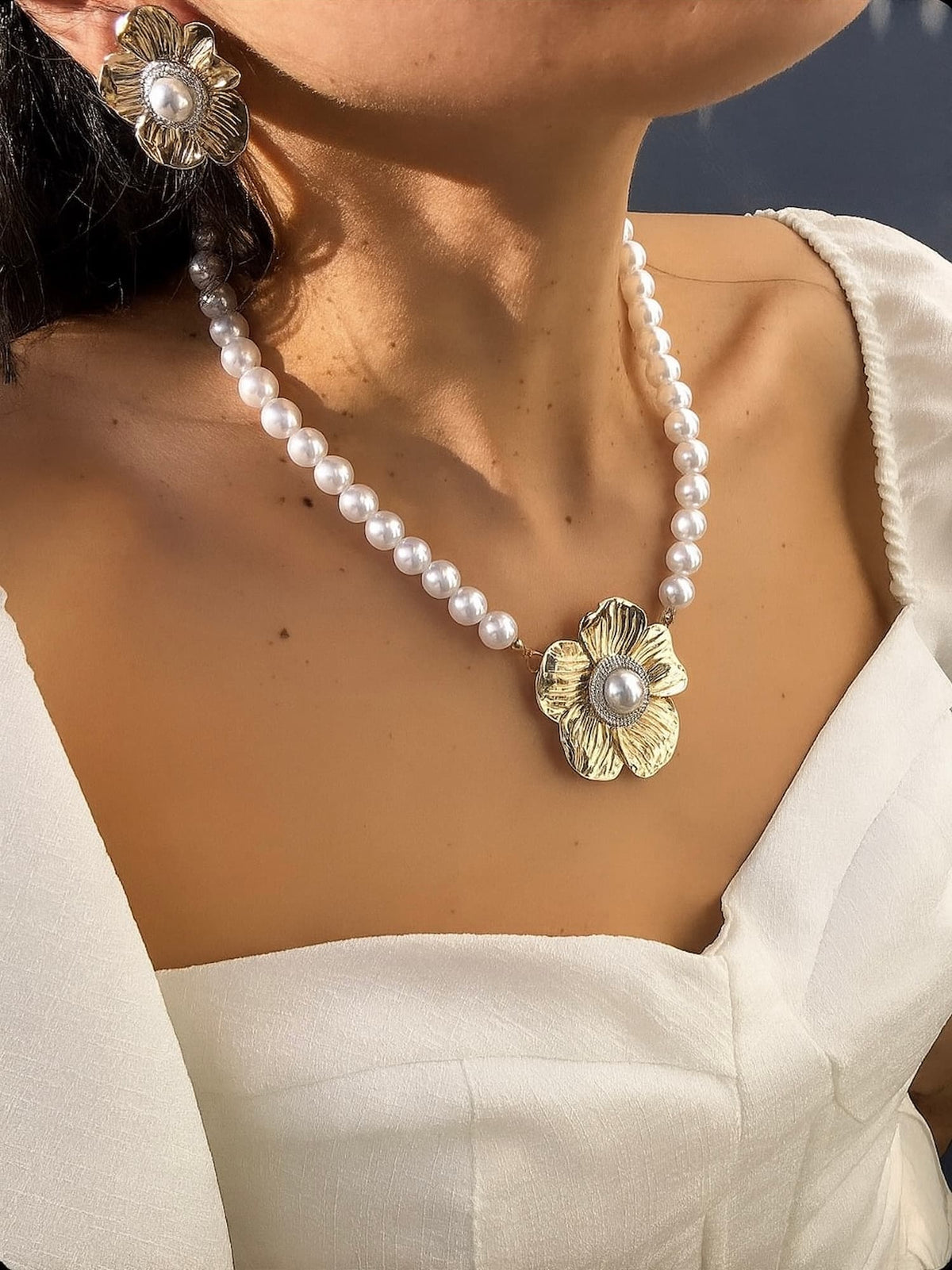 Conjunto Colar Pérolas com Pingente e Brinco Flor