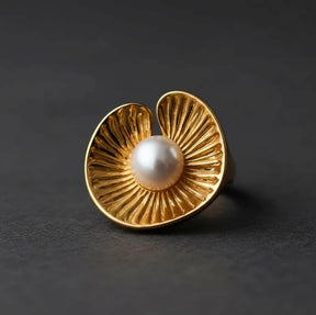 Anel Design Flor Texturizado Dourado com Pérola