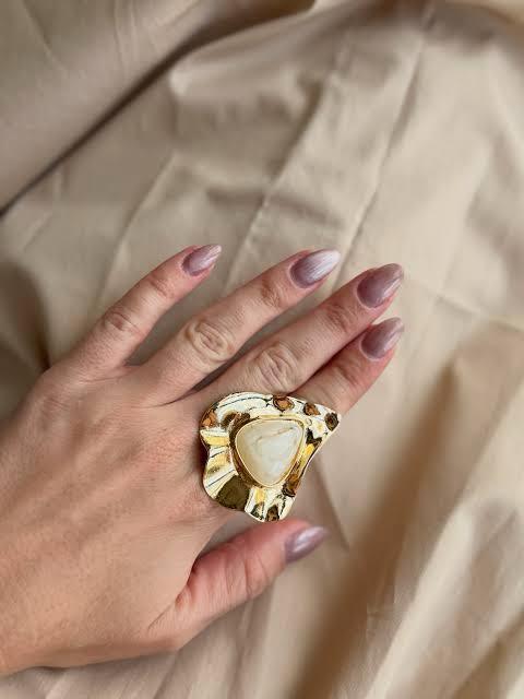 Anel Ajustável Orgânico com Resina no Dourado