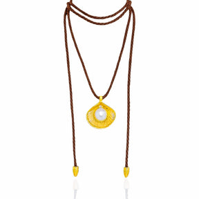 Colar Cordão Trançado com Pingente Concha Pérola Dourado